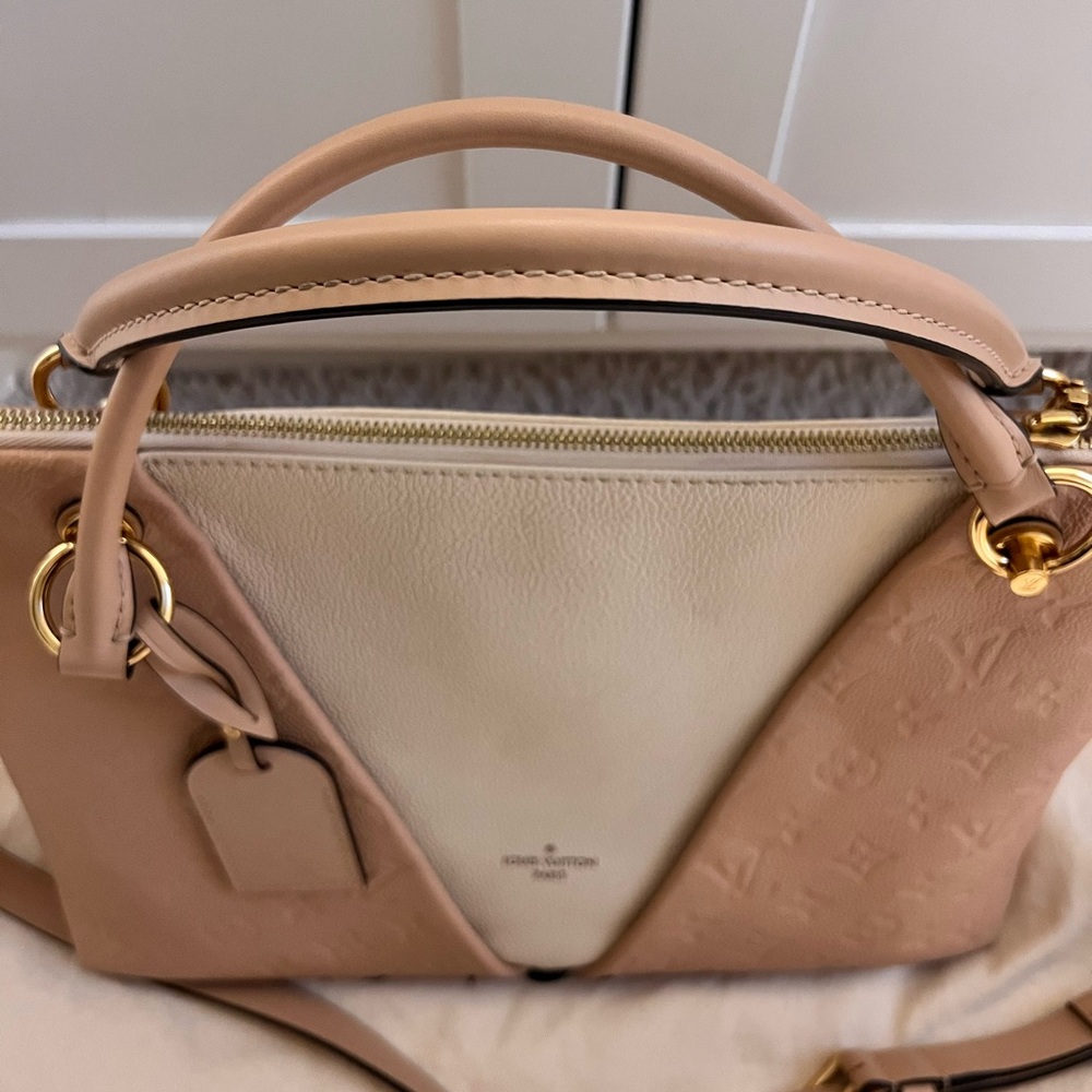 Louis Vuitton V tote MM - Picture 3 of 14